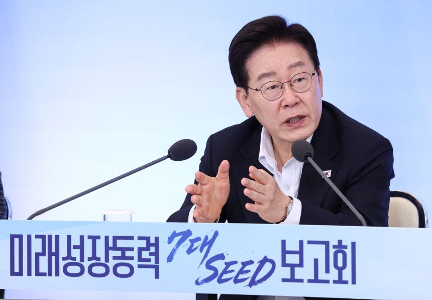 12日、青瓦台で開かれた未来成長動力7大SEED報告会で発言する李在明（イ・ジェミョン）大統領 ［ニュース1］