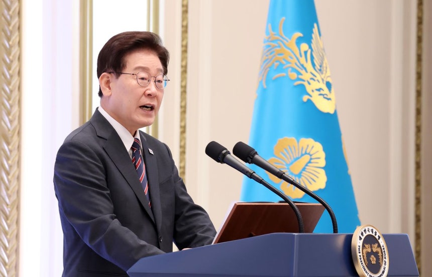 李在明大統領が13日に青瓦台で開かれた国家有功者と報勲家族招請昼食行事で発言している。［写真 青瓦台写真記者団］