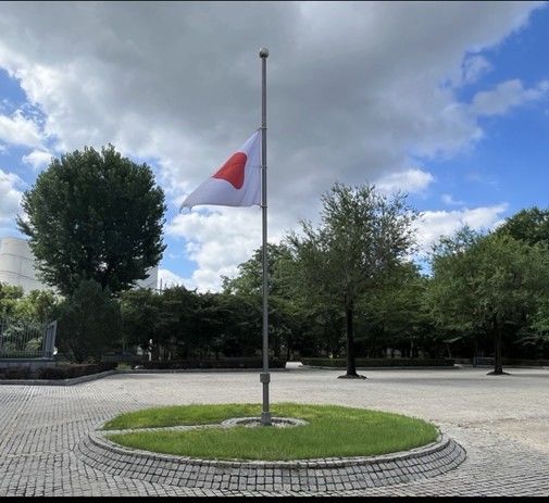 13日、在中国日本大使館で、朱鎔基元首相の死去に哀悼の意を表すため半旗が掲げられている。［在中国日本大使館X キャプチャー］