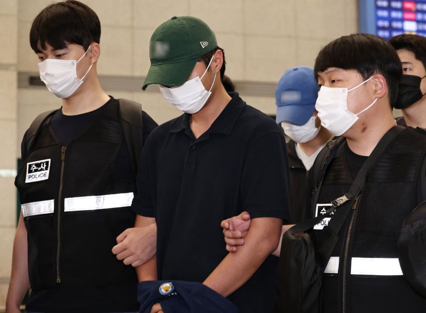 カザフスタンに拠点を置き、韓国人を対象にボイスフィッシングを行ってきた組織のメンバー2人が5日、仁川国際空港第1旅客ターミナルを通じて国内に送還されている。［ニュース1］