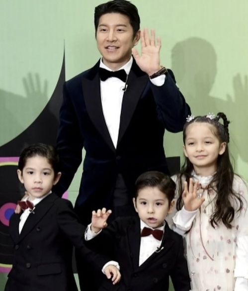 元サッカー選手で解説者のパク・ジュホと子どもたち。SNSキャプチャー