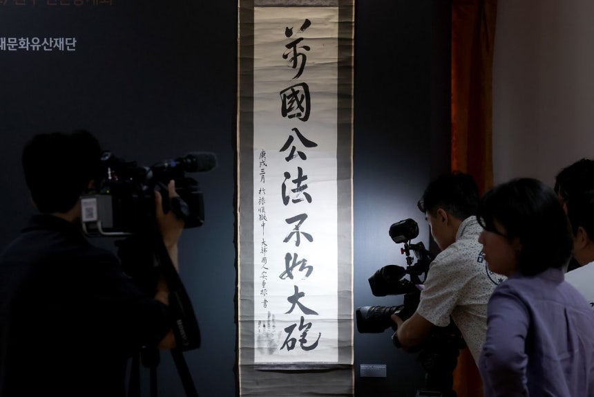 殉国から116年を経て日本から返還され、13日に徳寿宮の重明殿で公開された安重根（アン・ジュングン）義士の遺墨「万国公法不如大砲」 チャン・ジンヨン記者
