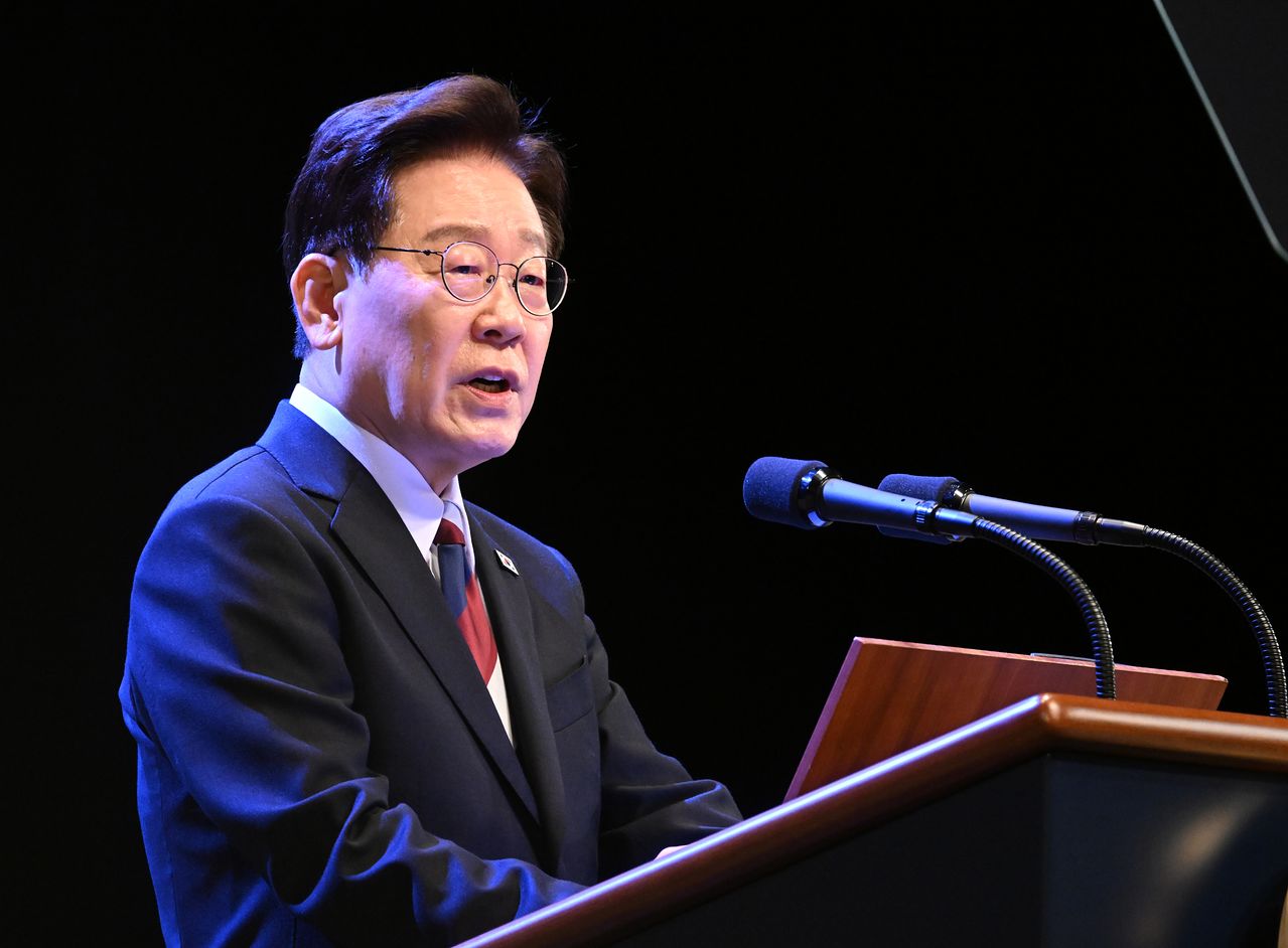 韓国の李在明（イ・ジェミョン）大統領が15日、ソウル世宗（セジョン）文化会館で開かれた第81周年光復節（独立記念日）慶祝式典で演説している。青瓦台（チョンワデ、大統領府）写真記者団