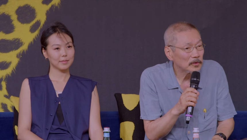 女優のキム・ミニ（左）とホン・サンス監督。