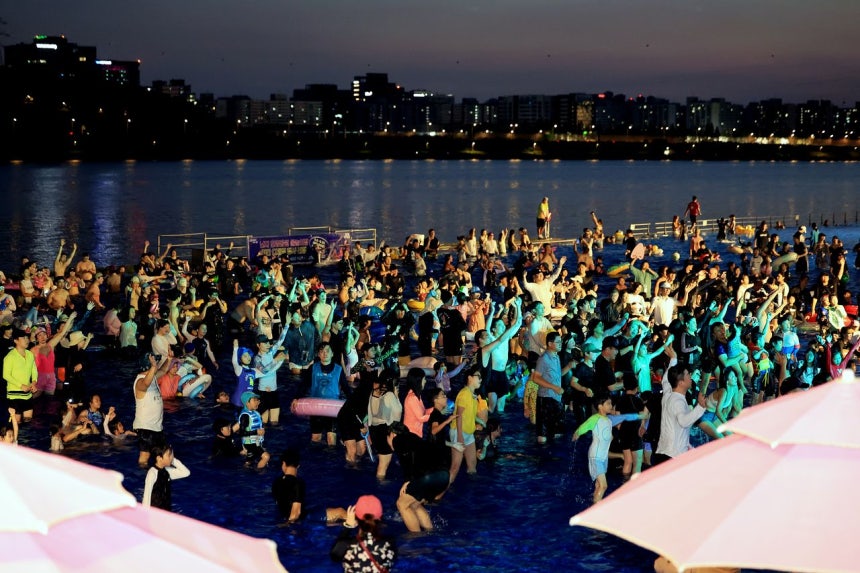 ソウル麻浦区（マポグ）の蘭芝（ナンジ）漢江（ハンガン）公園水遊び場で開かれた「2026漢江フェスティバル 漢江ミュージック・ポンダン」を訪れた市民がコンサートと水遊びを楽しんでいる。［ニュース1］