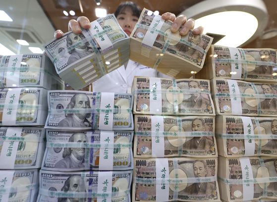 ソウルのハナ銀行偽造変造対応センターでスタッフが円とドルを整理している。［写真 聯合ニュース］