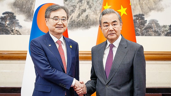 韓国の趙顕（チョ・ヒョン）外交部長官が昨年9月17日（現地時間）、北京の釣魚台で開かれた韓中外相会談で王毅・中国共産党中央外事工作委員会弁公室主任兼外相と握手している。［写真 韓国外交部］