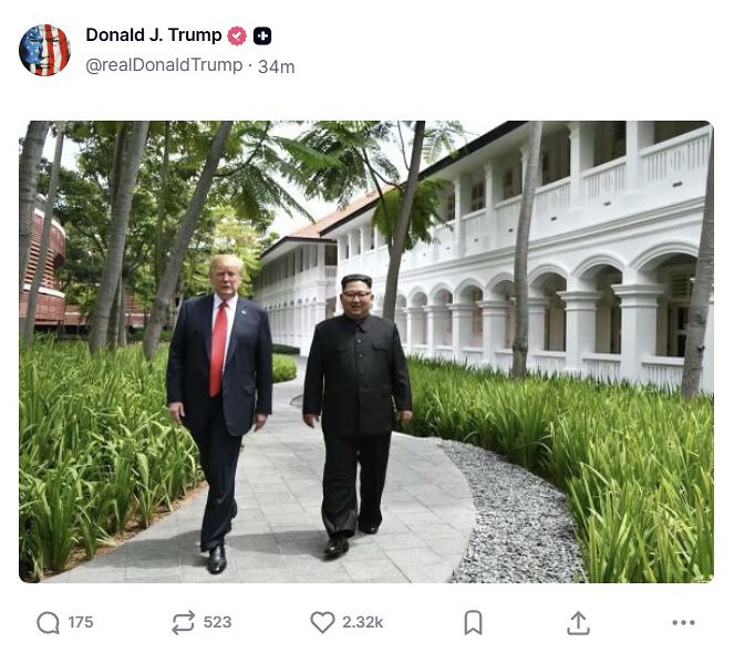 トランプ米大統領は13日に自身のSNSに2018年6月12日に北朝鮮の金正恩国務委員長とシンガポールで行った朝米首脳会談の写真を投稿した。［SNS キャプチャー］