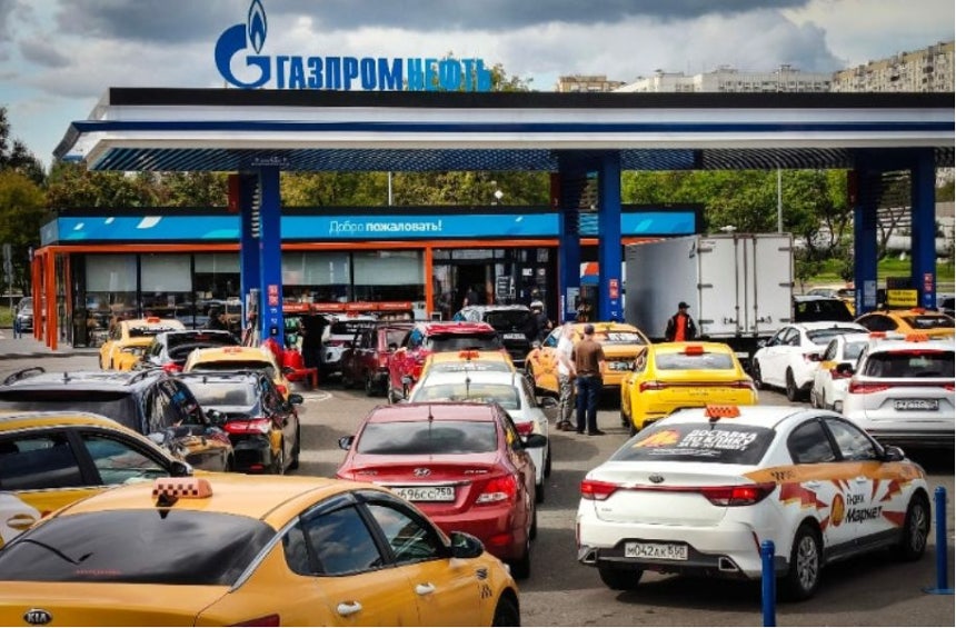 18日（現地時間）、ロシアの首都モスクワのガソリンスタンドに、燃料を求める車が集まっている。［AFP＝聯合ニュース］