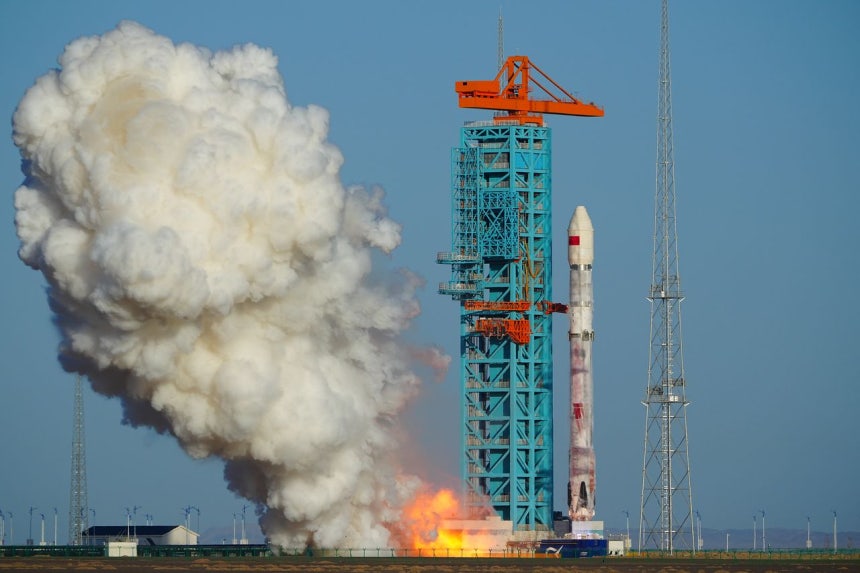 19日、中国酒泉の東風商業宇宙革新試験区で再使用型ロケット「朱雀3号」が打ち上げられている。この日、中国の商業宇宙企業「ランドスペース」側は朱雀3号の第1段ロケットの回収に成功したと発表した。新華社＝聯合ニュース