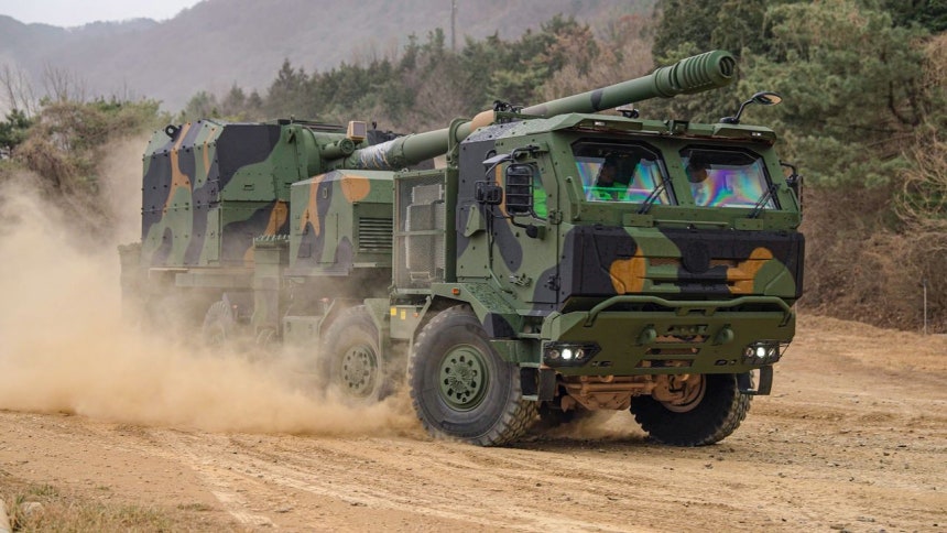 走行試験中のK9車輪型自走砲（K9MH）。米陸軍と試作機供給契約を締結し、車輪型自走砲が韓国で初めて海外市場に進出することになった。［写真 ハンファエアロスペース］