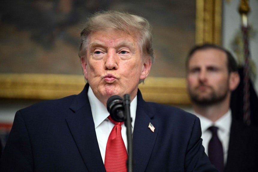 ドナルド・トランプ米大統領が19日（現地時間）、ワシントンDCのホワイトハウス・ルーズベルトルームで暗号資産業界の経営陣と会議を行い、発言している。AFP＝聯合ニュース