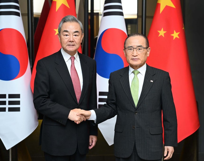 韓国の魏聖洛（ウィ・ソンラク）国家安保室長が20日午後、訪韓中の王毅・中国共産党中央外事工作委員会弁公室主任と会談している。［写真 青瓦台］