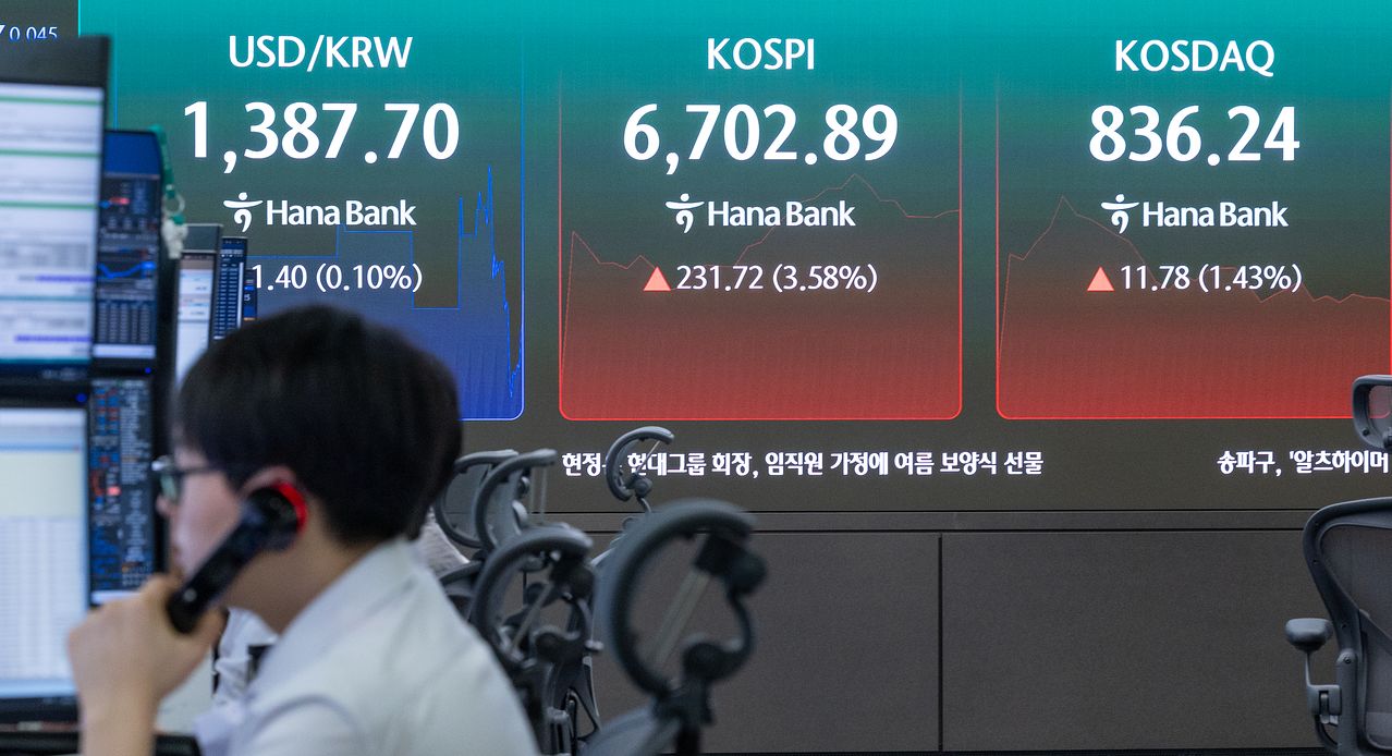 20日午前、ソウル中区のハナ銀行ディーリングルームの電子掲示板にKOSPI、KOSDAQ指数、対ドル・ウォン相場の開場後の相場が表示されている。［写真　ニュース1］