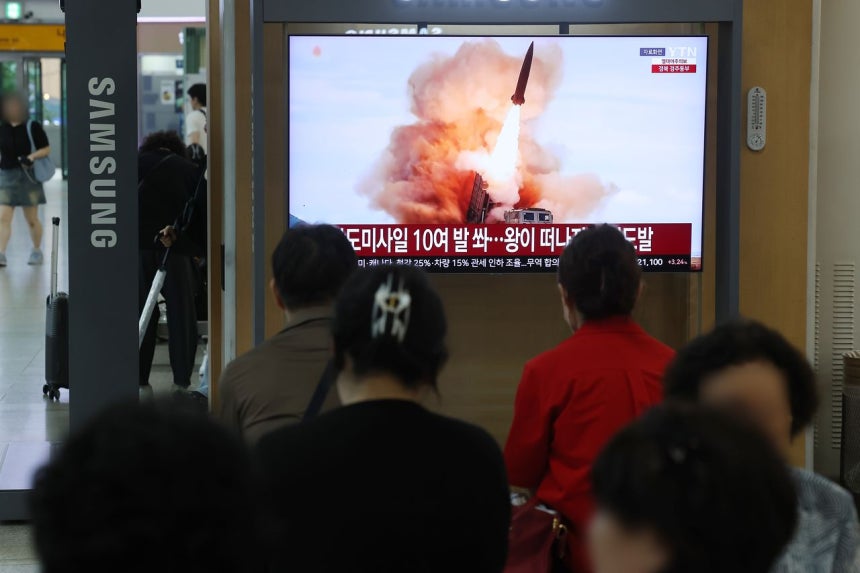 北朝鮮が短距離弾道ミサイル10余発を発射した20日、ソウル駅のテレビに関連ニュースが出ている。 ［聯合ニュース］
