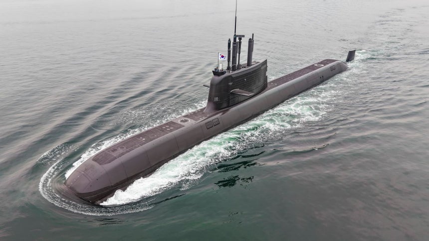25日、慶尚南道昌原市鎮海区（キョンサンナムド・チャンウォンシ・チンヘグ）の海軍潜水艦司令部で、韓国の技術で独自に設計・建造した3000トン級潜水艦の1番艦「島山安昌浩（トサン・アン・チャンホ）」（SS-Ⅲ）が、韓国・カナダ海軍の連合協力訓練に参加するため出港している。［ニュース1］