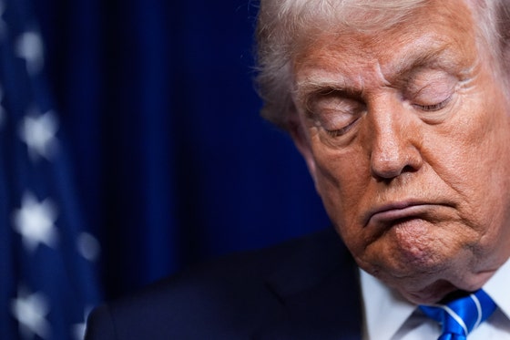 トランプ米大統領が昨年12月、フロリダ州パームビーチの自身のマールアラーゴリゾートで、ウクライナのゼレンスキー大統領との共同記者会見中に目を閉じている。［AP＝聯合ニュース］