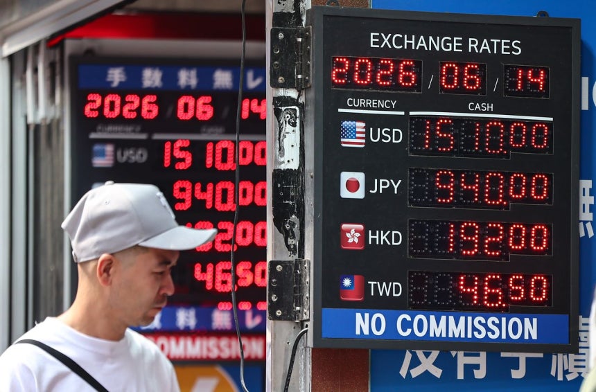 6月11日基準で韓国大手都市銀行5社の企業ドル預金残高が543億7100万ドルとなり3年5カ月来の記録となった。写真は14日、為替相場が表示されたソウル・明洞の両替所。［写真 ニュース1］