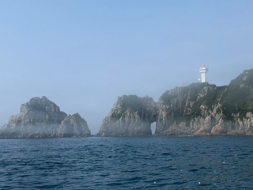 薄い海霧に包まれた多島海（タドヘ）国立公園の巨文島（コムンド）。チョン・グォンピル記者