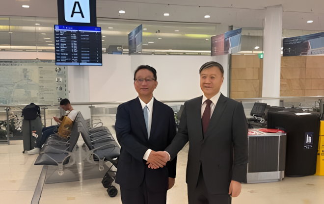 駐オーストラリア中国大使に赴任した劉勁松氏（左）。［写真　駐オーストラリア中国大使館ホームページ　キャプチャー］