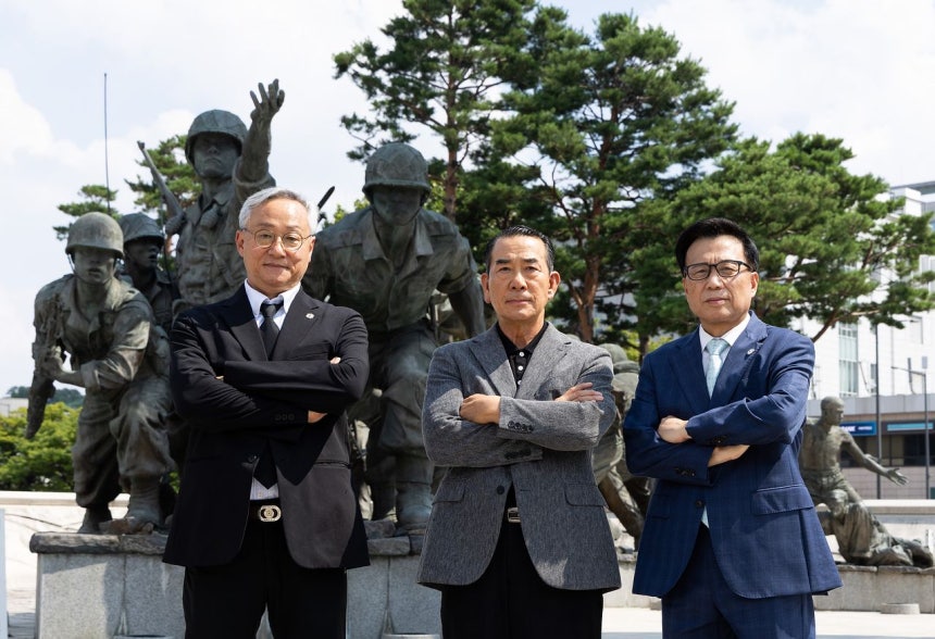 国防部が3つの士官学校を統合して国軍士官学校を新設する計画を推進することに反発してきた陸・海・空軍士官学校の総同窓会長らが24日、戦争記念館で会い「政治的な意図によって強行される統廃合は必ず阻止する」と述べた。左からパク・パンジュン陸軍士官学校総同窓会長（70）、イ・ボムリム海軍士官学校総同窓会長（67）、ファン・ソンジン空軍士官学校総同窓会長（64）。