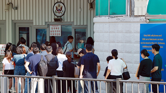 在韓米国大使館でビザ発給を待つ市民。トランプ政権はH－1B（専門職）ビザ手数料を10万ドルに引き上げることにした。［写真 聯合ニュース］