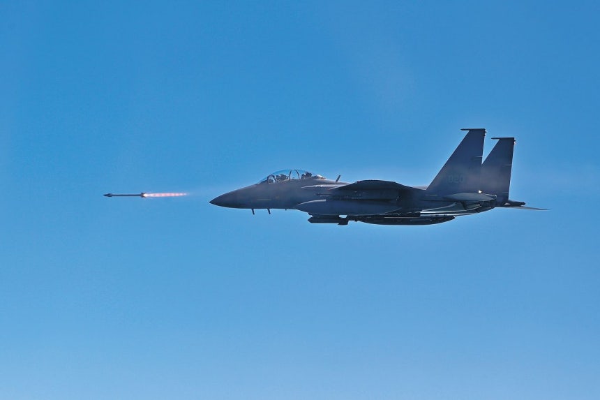 F15K戦闘機が巡航ミサイルや無人攻撃機役をする訓練用標的に向けAIM9X空対空ミサイルを発射している。［写真 ニュース1］