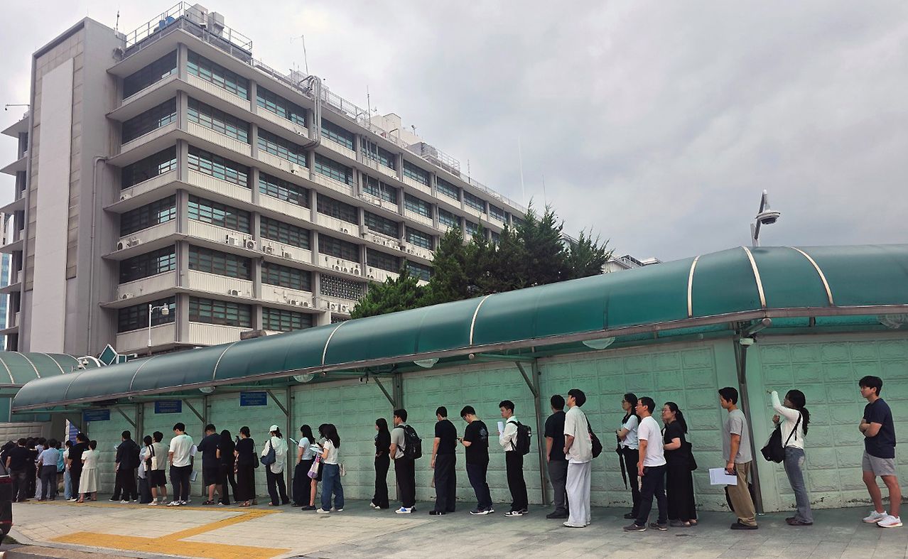 17日、ソウル市鍾路区（チョンノグ）の在韓米国大使館前で、ビザ面接を待つ市民たち。［ニュース1］