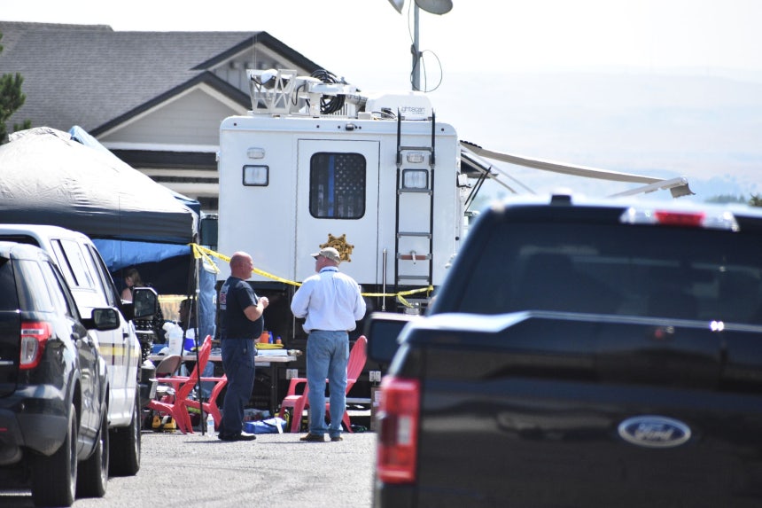 米モンタナ州ビリングスで25日（現地時間）、一家が死亡し住宅が焼けた現場で捜査官が調査している。AP＝聯合ニュース