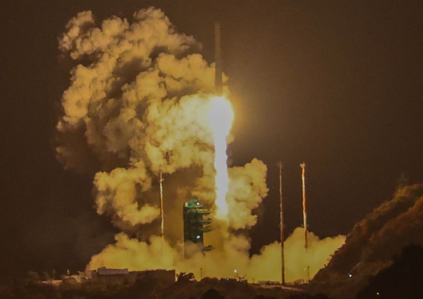 韓国型ロケット「ヌリ号（KSLV-II）」が昨年11月27日未明、全羅南道高興郡（チョルラナムド・コフングン）の羅老（ナロ）宇宙センターから、4回目の打ち上げを迎え、宇宙へ向けて飛び立っている。次世代中型衛星3号（1基）をはじめ、キューブサット12基など計13基の衛星を搭載したヌリ号は、オーロラを含む宇宙環境の観測から、抗がん剤研究などの宇宙バイオ実験まで、さまざまな任務に取り組む。［ニュース1］
