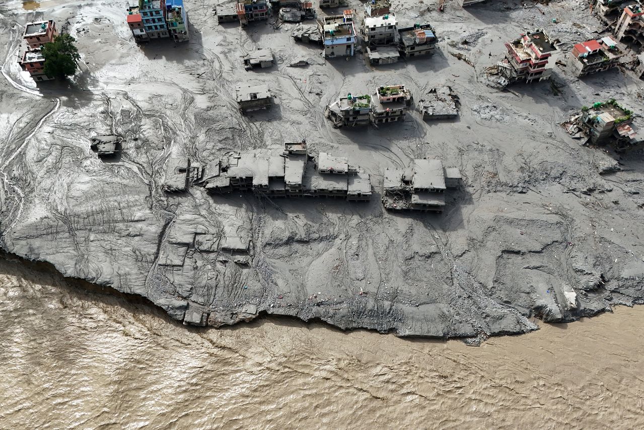 大洪水が襲った後、ネパール・ヌワコット地域のトリシュリ川一帯の建物や施設が厚い泥に覆われている様子を27日（現地時間）、無人機（ドローン）が捉えた。前日、ネパールと中国の国境付近の標高約5200メートル地点で大規模な氷河と岩石が崩れ落ち、洪水が発生した。［ロイター＝聯合ニュース］