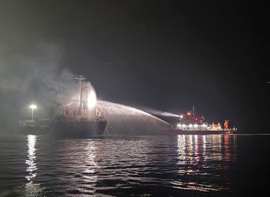 27日午後、仁川市甕津郡紫月島から北に7．4キロメートルの海上で、7000トン級の石油製品運搬船が火災を起こし、韓国海上保安庁が消火作業を行っている。この火災で乗船員18名のうち2名が死亡し、16名が海上保安庁に救助された。［写真　聯合ニュース］