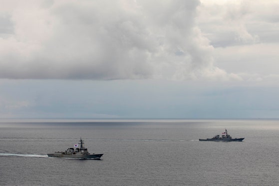 昨年9月16日、韓米日3カ国の艦艇が済州南側の公海上で「2025年フリーダム・エッジ」訓練を実施している。左から韓国海軍の「栗谷李珥（ユルゴク・イイ）」、米海軍の駆逐艦「カーティス・ウィルバー」。 ［聯合ニュース］