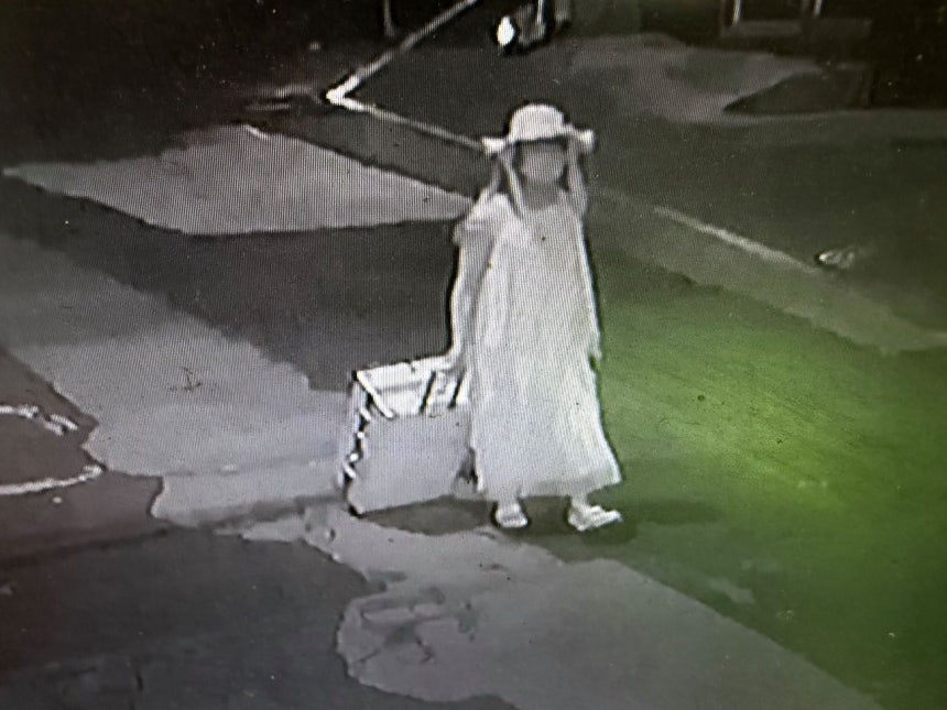 20日午後10時30分ごろ、防犯カメラにとらえられた女装で自宅を出て行く中国人留学生殺害被疑者。［写真 聯合ニュース］
