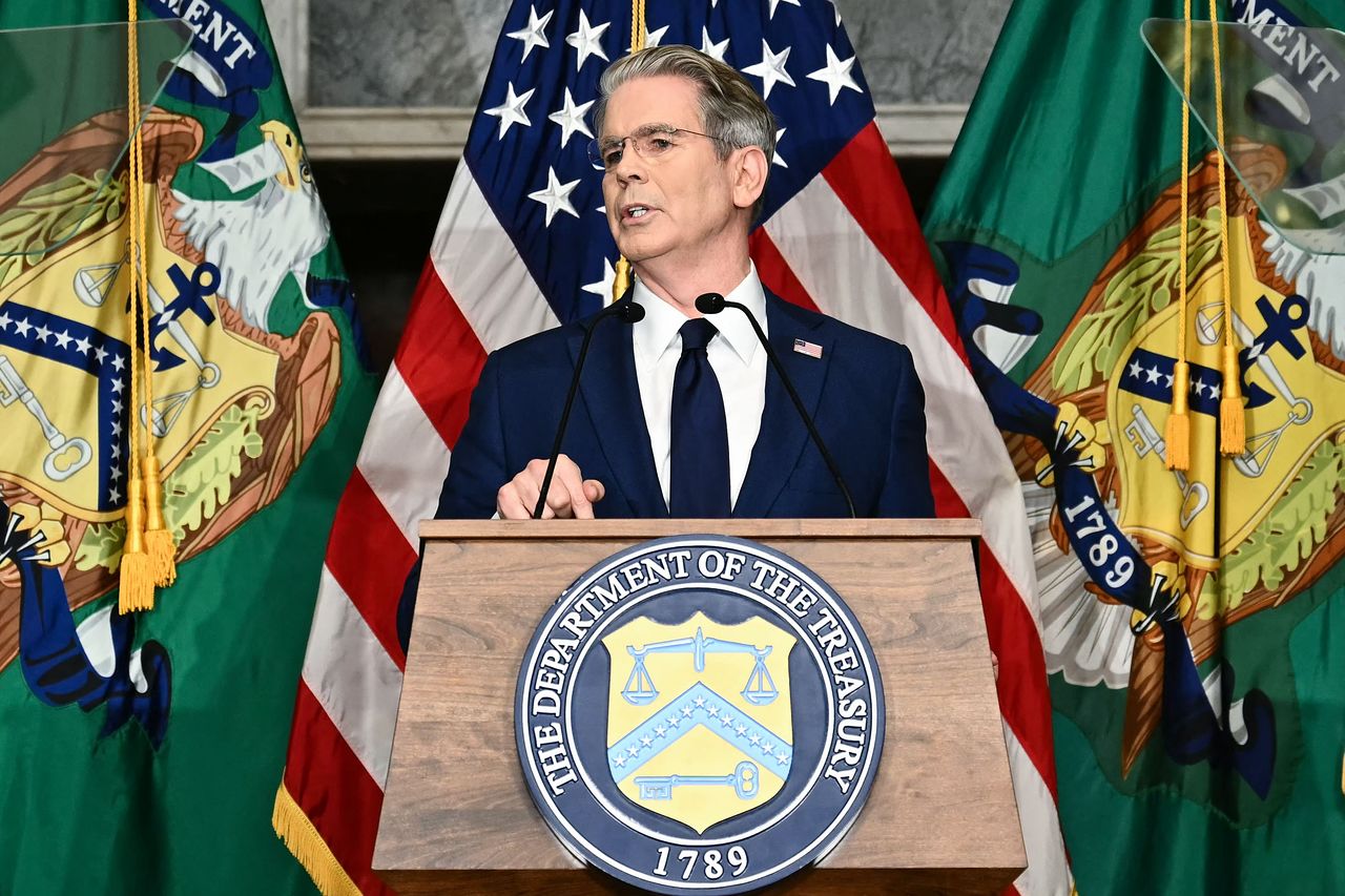 ベッセント米財務長官が24日にワシントンDCで記者会見をしている。［写真 AFP＝聯合ニュース］
