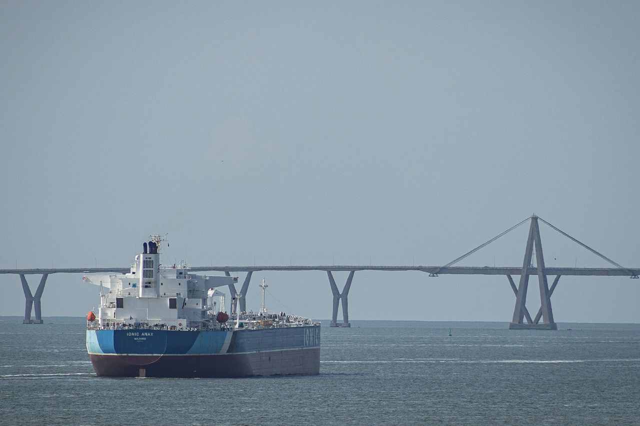  29日、ベネズエラ沿岸をタンカーが航行している。［写真 EPA＝聯合ニュース］