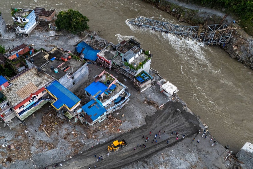 ネパール・ヌワコット州デビガートでは、突発的な豪雨と土砂崩れにより道路や橋が寸断され、建物の大半が泥に埋もれた。［ロイター＝聯合ニュース］