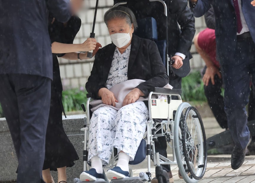 韓鶴子（ハン・ハクジャ）統一教会総裁が31日午後、ソウル中央地裁で開かれた政治資金法違反、特定経済犯罪加重処罰等に関する法律違反（横領）などの罪に関する判決公判に出席している。 ［ニュース1］