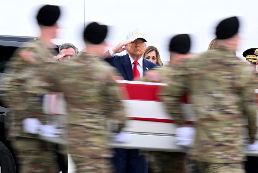 ドナルド・トランプ米大統領が今年3月、デラウェア州ドーバー空軍基地で開かれた戦死者遺骨返還式で、イランとの戦争で死亡した陸軍兵士の棺に敬礼している。AFP＝聯合ニュース