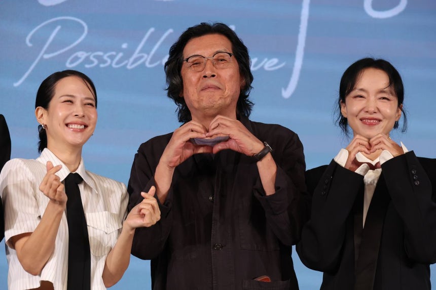 イ・チャンドン監督（中央）が、24年ぶりに金獅子賞に挑む。写真は先月25日、映画『可能な愛』（英題『Possible Love』）の製作発表会に俳優たちと出席した際の様子。［聯合ニュース］