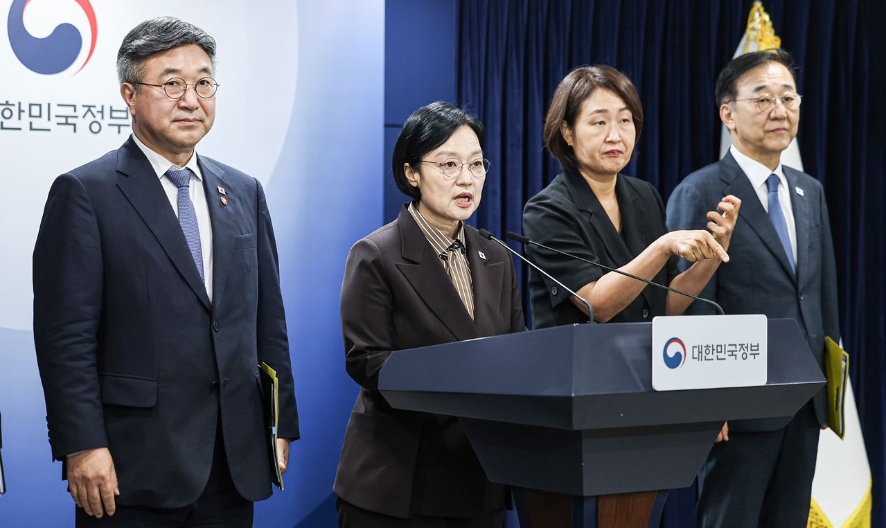 韓国の韓聖淑（ハン・ソンスク）首相が3日、政府ソウル庁舎の合同ブリーフィング室で行政・公共機関移転計画および公共機関機能改革案を発表している。キム・ギョンロク記者