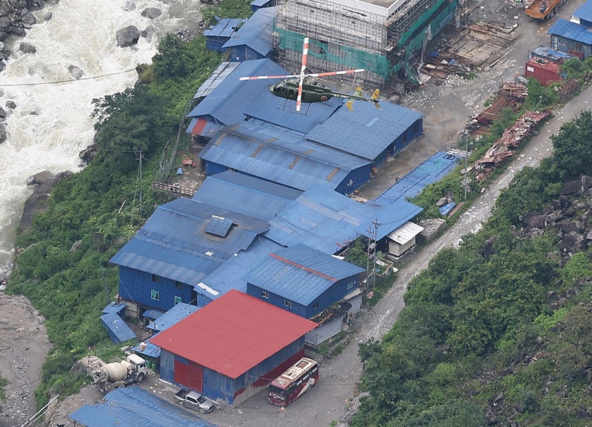 大規模な土石流が発生したネパールに韓国政府が派遣した海外緊急救援隊（KDRT）が活動する中、3日（現地時間）、ネパール・ラスワ地域のラムチェ付近から眺めたアッパー・トリシュリ（UT）－1水力発電所建設現場の上空を、ネパール軍のヘリコプター1機が低空飛行している。 ［聯合ニュース］