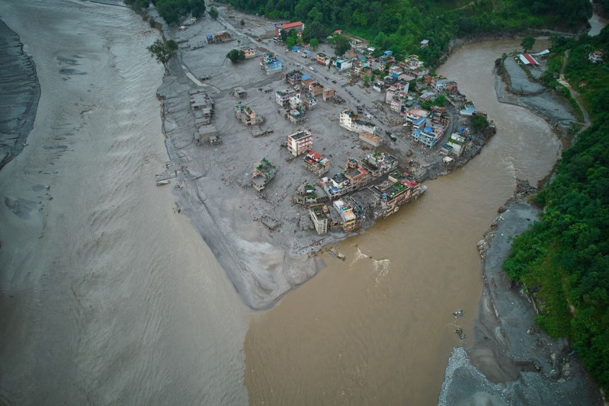 3日（現地時間）、ネパールのデビガットで増水したトリシュリ川付近で損壊した住宅が泥やがれきに囲まれている。 ［AP＝聯合ニュース］