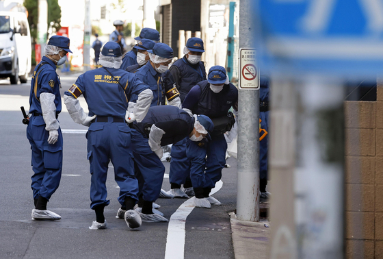 日本の警察が昨年9月1日、東京世田谷区で韓国人女性が襲われて倒れていた現場を調べている。［聯合ニュース］