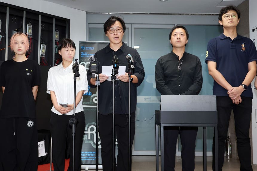 3日午前、光州市立美術館河正雄（ハ・ジョンウン）美術館で開かれた記者会見で、中国国籍のキュレーター、ルアン・ウェライ氏が光州ビエンナーレの中国パビリオンの展示撤収に関する立場を明らかにしている。 ［聯合ニュース］