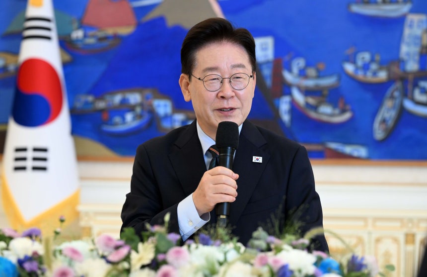 李在明大統領が4日に青瓦台で開かれた市民社会招請懇談会で発言している。［写真 聯合ニュース］