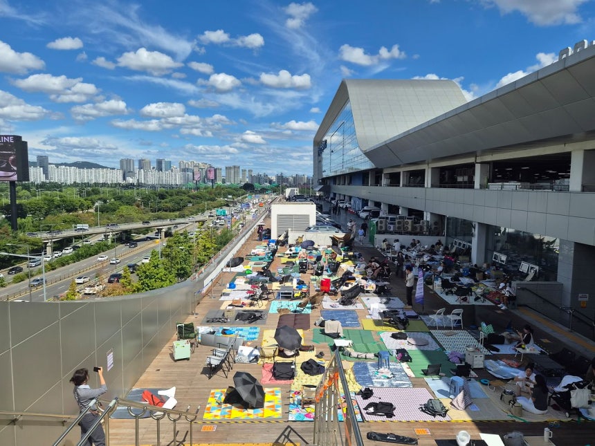 5日午後2時、鷺梁津水産市場3階の野外スペースに花火を待つ人たちが敷物で場所取りをしている。イ・ギュリム記者
