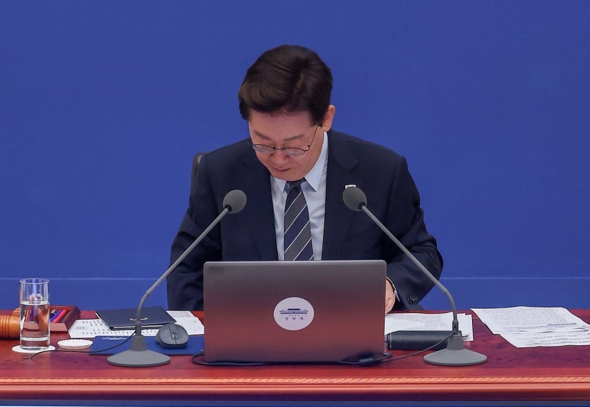 李在明大統領が1日に開かれた閣議で企画予算処の2027年度予算案と2026～2030国家財政運用計画関連報告を受けている。［写真 聯合ニュース］