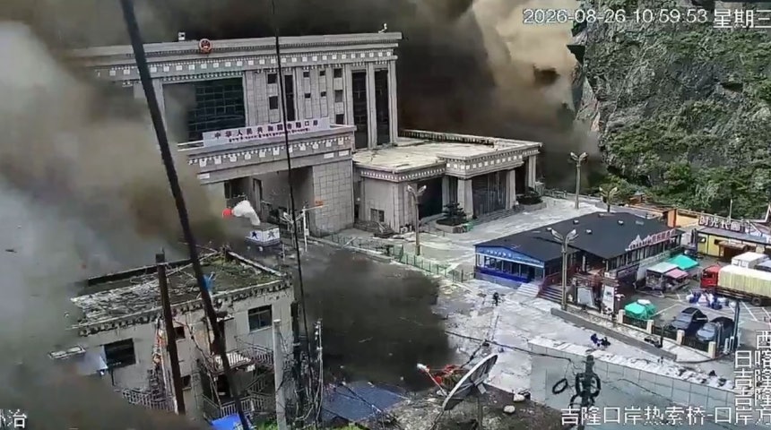 先月26日（現地時間）、ネパールと中国の国境にあるヒマラヤ山岳地帯で発生した大洪水が、中国チベット自治区の国境付近にある検問所一帯を襲った様子。［X キャプチャー］