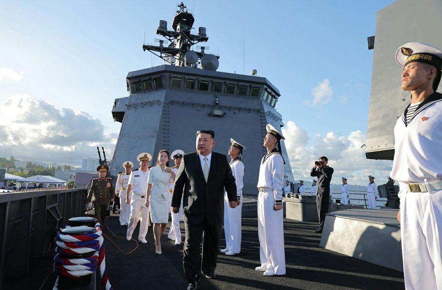 北朝鮮の5000トン級新型駆逐艦の2番艦「姜健」の就役式が6日に行われた。この日、金正恩国務委員長が娘キム・ジュエ氏とともに「姜健」に乗艦し、内部を視察した。 ［労働新聞＝ニュース1］